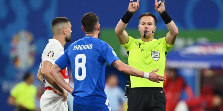 Pausas para VAR, atendimento, etc no esporte fazem diferença no ritmo físico