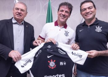 Fernando Diniz ao lado de dirigentes do Corinthians