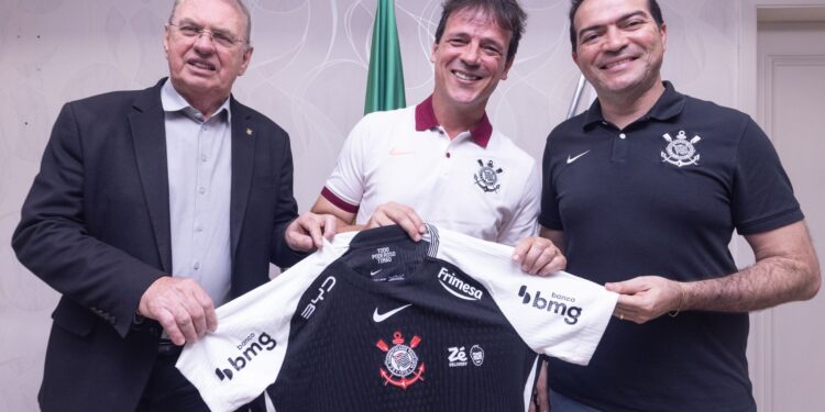Fernando Diniz ao lado de dirigentes do Corinthians