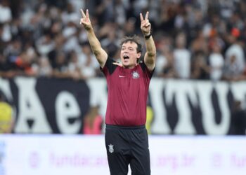 Fernando Diniz durante jogo do Corinthians