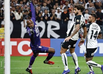 Lance do jogo entre Corinthians e Santa Fe