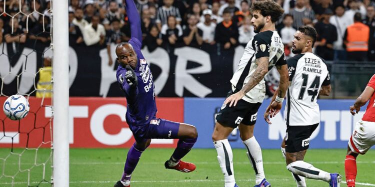 Lance do jogo entre Corinthians e Santa Fe