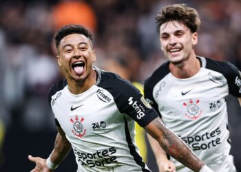 Jogadores do Corinthians comemorando gol contra o Peñarol