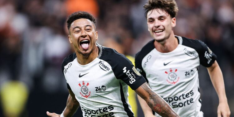 Jogadores do Corinthians comemorando gol contra o Peñarol