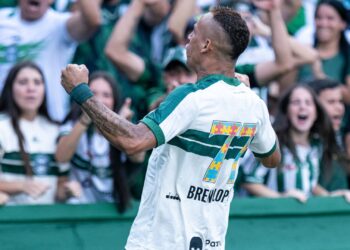 Breno Lopes comemorando gol pelo Coritiba