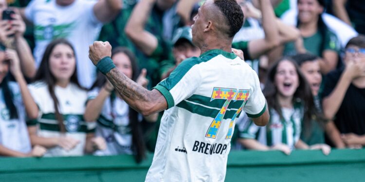 Breno Lopes comemorando gol pelo Coritiba