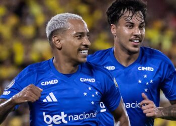 Jogadores do Cruzeiro comemorando gol