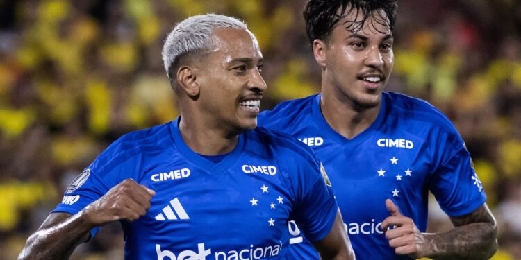 Jogadores do Cruzeiro comemorando gol