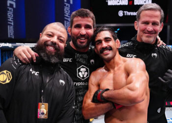 Delano comemorando a vitória com seu nutricionista, seu treinador Vitor Pimenta e o líder da BTT Murilo Bustamante – Foto: arquivo pessoal