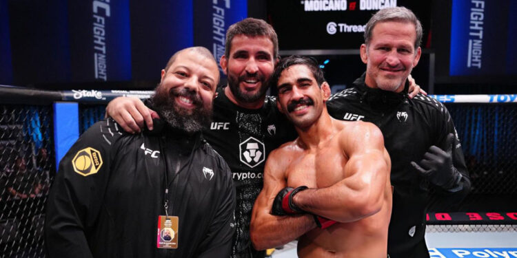 Delano comemorando a vitória com seu nutricionista, seu treinador Vitor Pimenta e o líder da BTT Murilo Bustamante – Foto: arquivo pessoal
