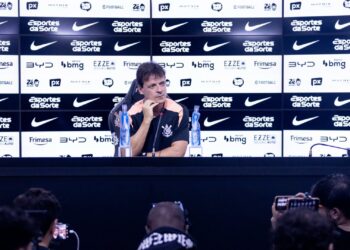 Fernando Diniz durante apresentação no Corinthians