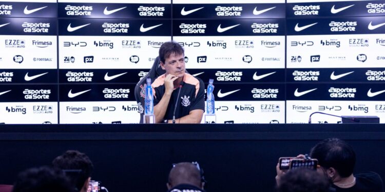 Fernando Diniz durante apresentação no Corinthians