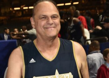 Oscar Schmidt com uniforme de basquete