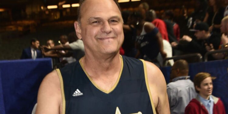 Oscar Schmidt com uniforme de basquete