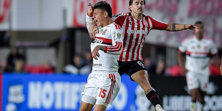 Lance do jogo entre Flamengo e Estudiantes