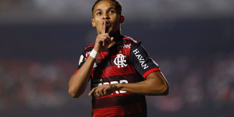 Lázaro em época que atuava pelo Flamengo