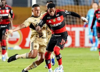 Lance do jogo entre Cusco e Flamengo