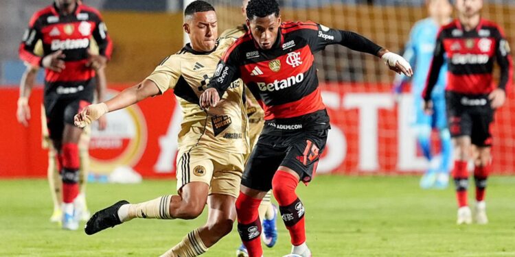 Lance do jogo entre Cusco e Flamengo