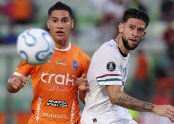 Lance do jogo entre Deportivo La Guaira e Fluminense