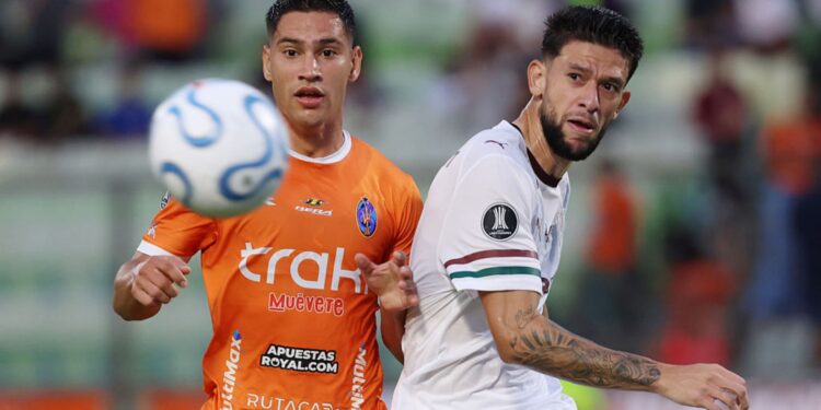 Lance do jogo entre Deportivo La Guaira e Fluminense