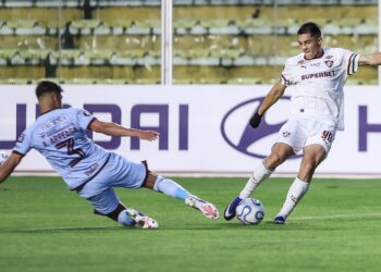 Lance do jogo entre Bolívar e Fluminense
