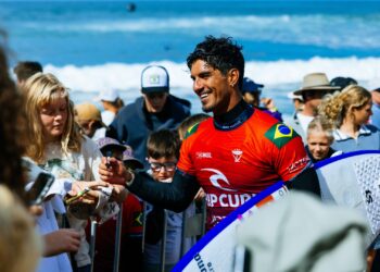 Gabriel Medina em contato com os fãs após bateria