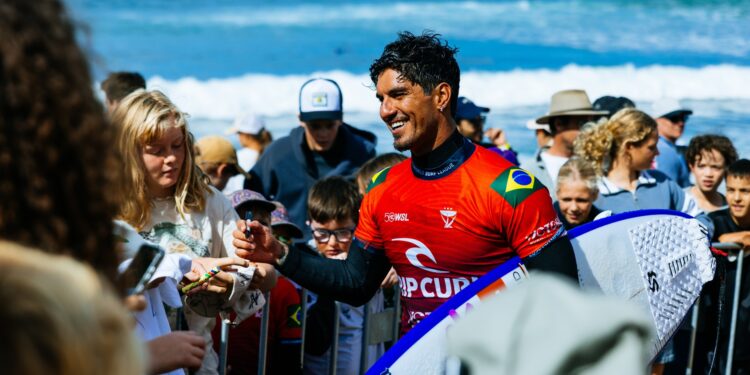 Gabriel Medina em contato com os fãs após bateria
