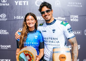 Gabriel Medina e Luana Silva com os troféus de vice-campeão