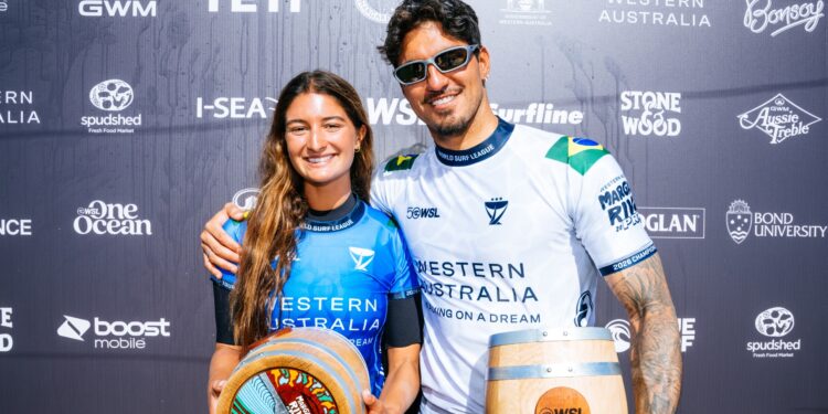 Gabriel Medina e Luana Silva com os troféus de vice-campeão