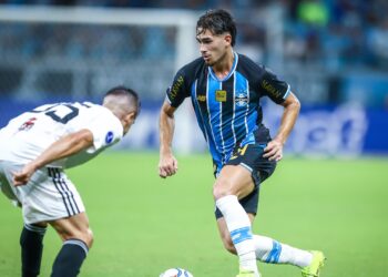 Lance do jogo entre Grêmio e Deportivo Riestra