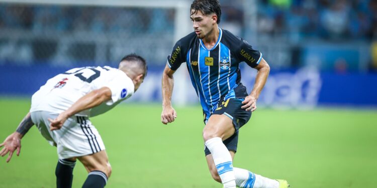 Lance do jogo entre Grêmio e Deportivo Riestra