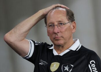 John Textor com camisa do Botafogo