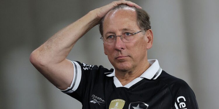 John Textor com camisa do Botafogo