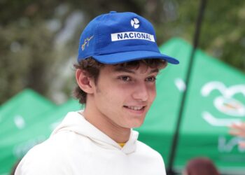 Kimi Antonelli com o tradicional boné de Ayrton Senna