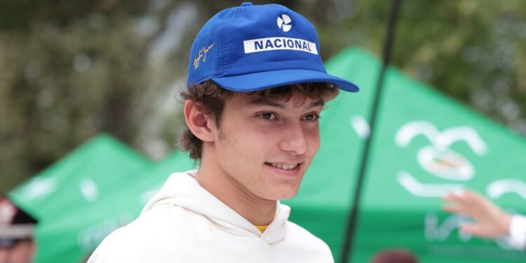 Kimi Antonelli com o tradicional boné de Ayrton Senna