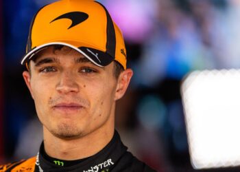 Lando Norris com uniforme da McLaren