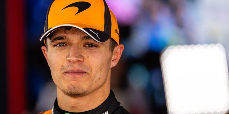Lando Norris com uniforme da McLaren