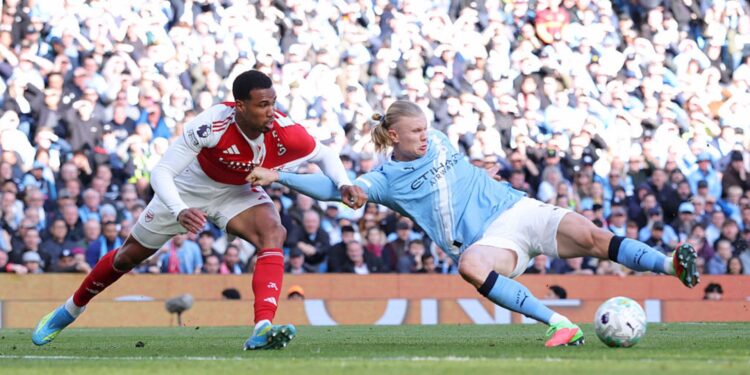 Lance do jogo entre Manchester City e Arsenal