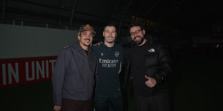 Gabriel Martinelli ao lado de Chico Moedas e Beltão