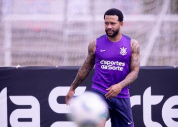 Memphis em treino do Corinthians