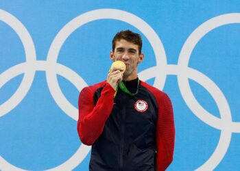 Michael Phelps com medalha das Olímpiadas
