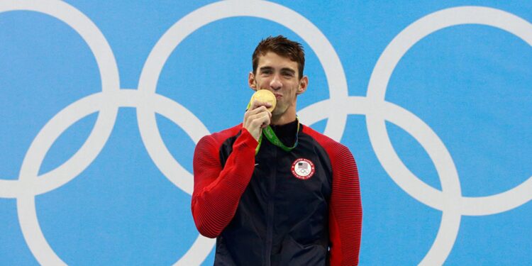 Michael Phelps com medalha das Olímpiadas