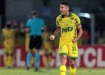 Igor Formiga comemorando em jogo do Mirassol