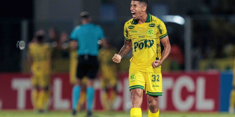 Igor Formiga comemorando em jogo do Mirassol