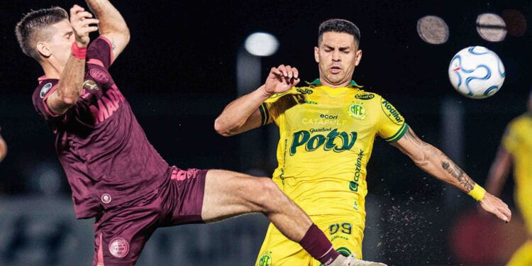 Lance do jogo entre Mirassol e Lanús