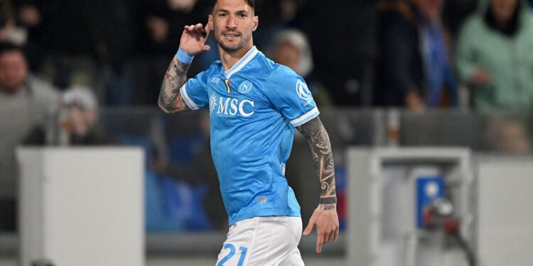 Matteo Politano comemorando gol pelo Napoli