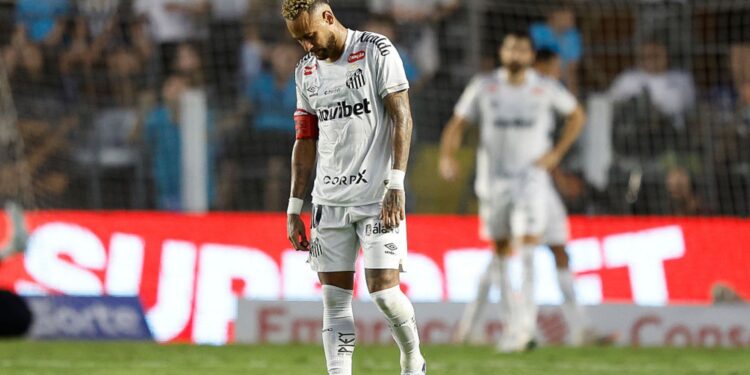 Neymar durante jogo do Santos no Brasileirão