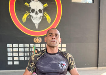 Omar Damazio é policial da tropa de elite do Rio de Janeiro e faixa-preta com mais de 25 anos de carreira - Foto: divulgação