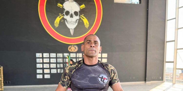Omar Damazio é policial da tropa de elite do Rio de Janeiro e faixa-preta com mais de 25 anos de carreira - Foto: divulgação