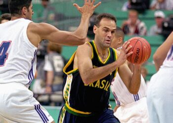 Oscar Schmidt em jogo da Seleção Brasileira de basquete
